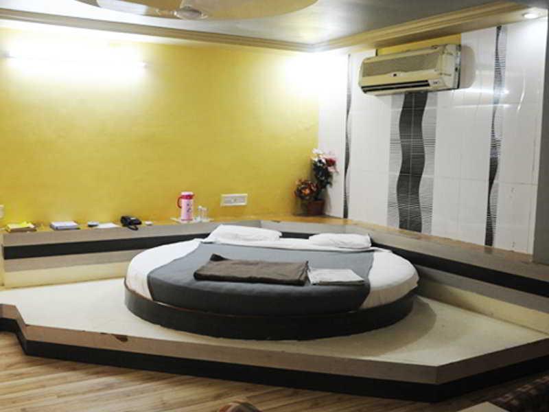 Neelkanth Paradise Hotel Ахмедабад Екстериор снимка