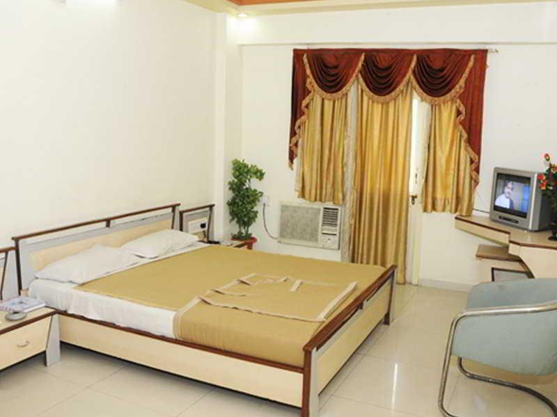 Neelkanth Paradise Hotel Ахмедабад Екстериор снимка