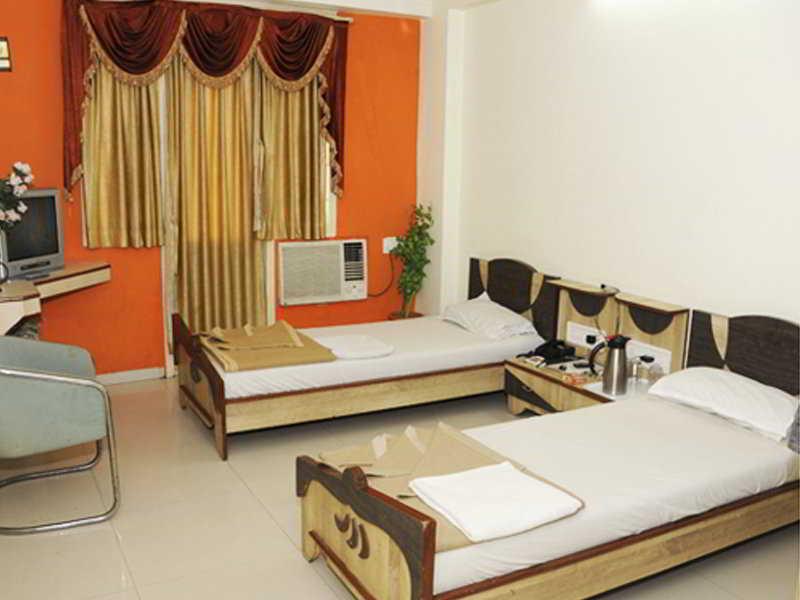 Neelkanth Paradise Hotel Ахмедабад Екстериор снимка