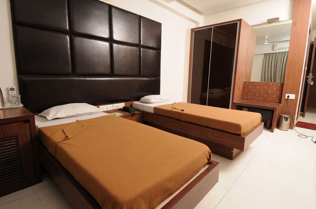 Neelkanth Paradise Hotel Ахмедабад Стая снимка